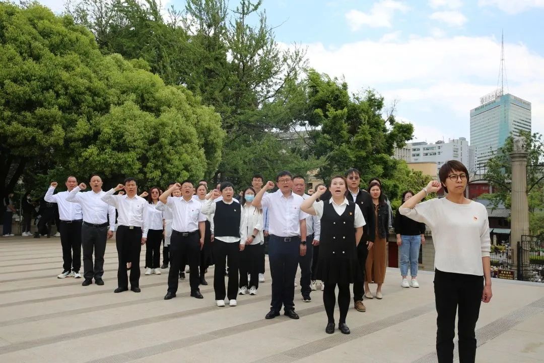 【旅投先鋒】云旅黨支部、云投旅游團委聯(lián)合開展“家國又清明 鮮花獻英烈”主題學習教育活動.jpg